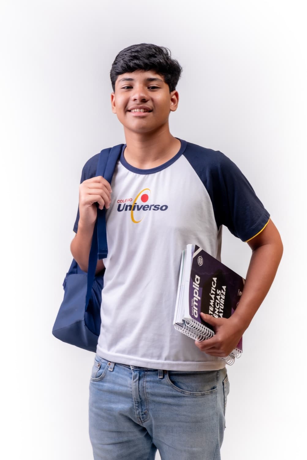 Estudante do Ensino Médio do Colégio Universo com mochila e material de estudo