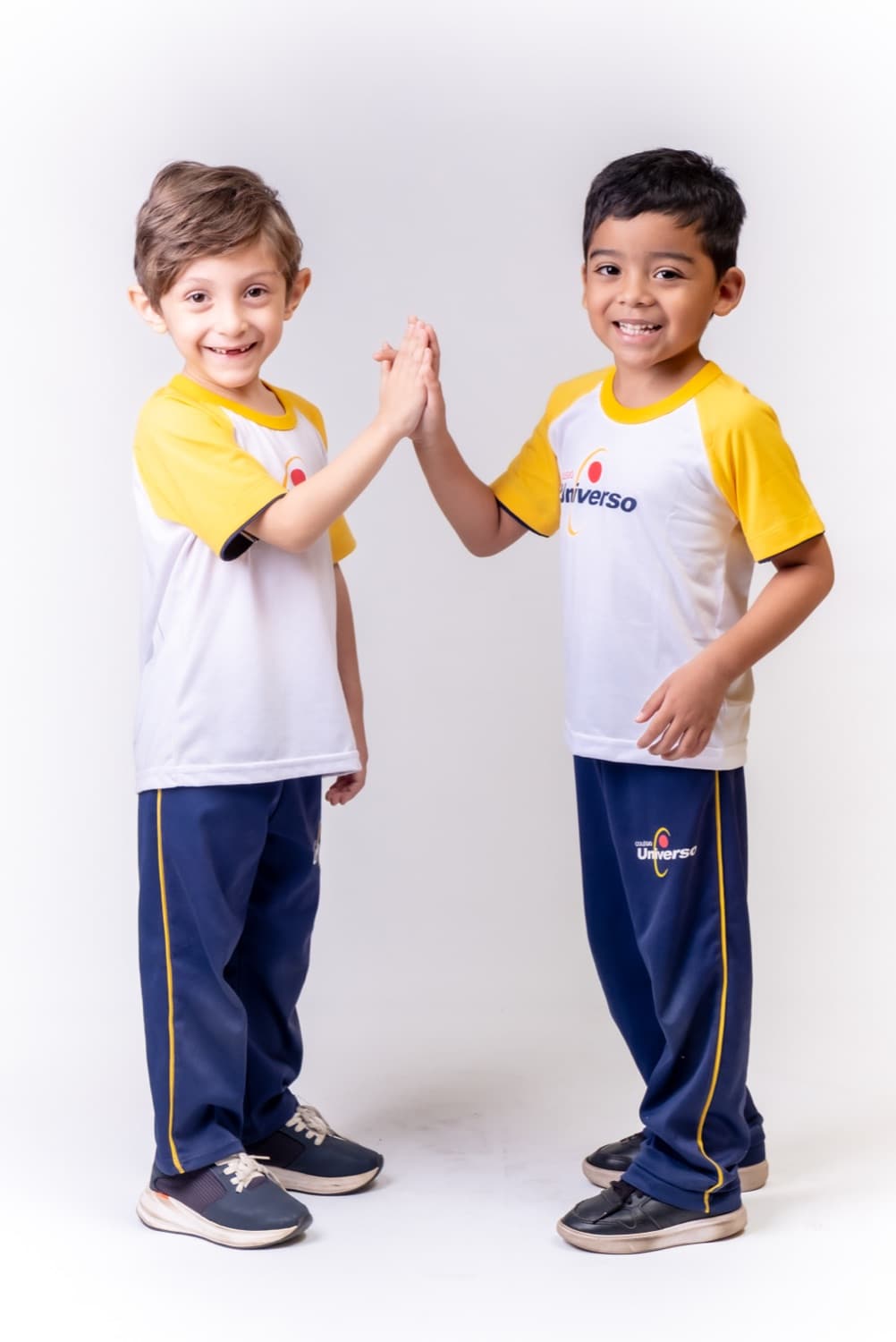 Alunos da Educação Infantil do Colégio Universo se cumprimentando, sorrindo