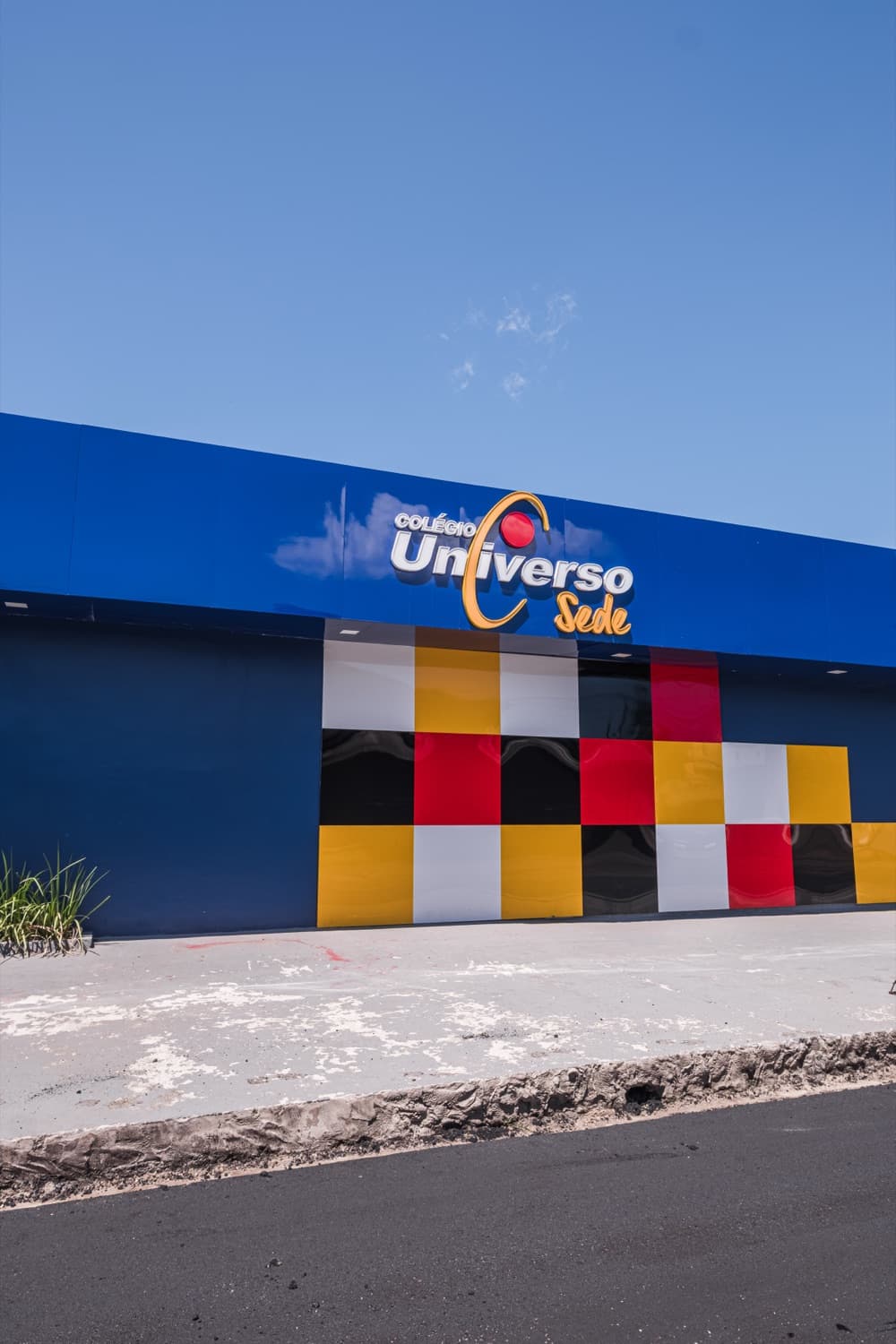 Fachada do Colégio Universo com o letreiro da Unidade Sede