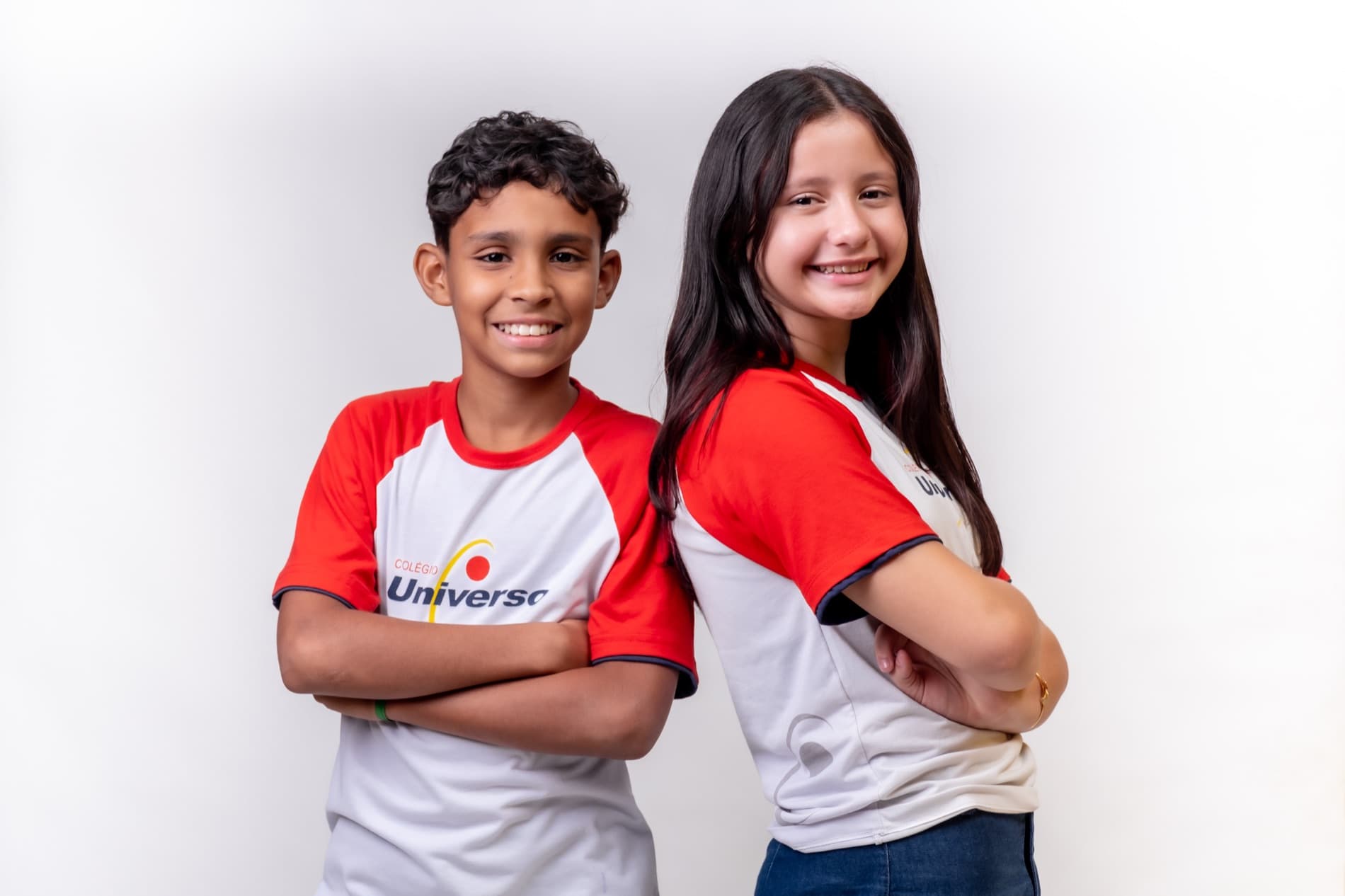 Dupla de alunos do Ensino Fundamental do Colégio Universo, de uniforme, sorrindo