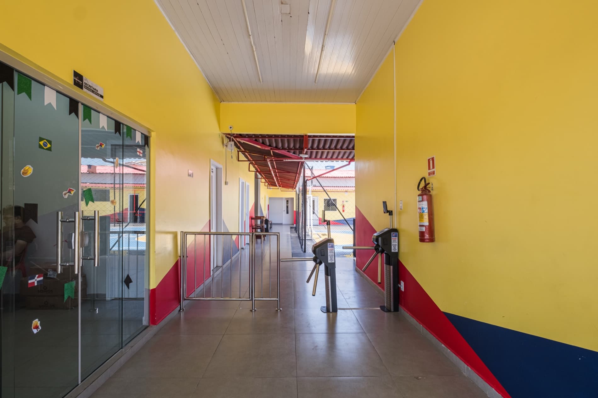 Portaria do Colégio Universo com catracas de registro de acesso dos alunos