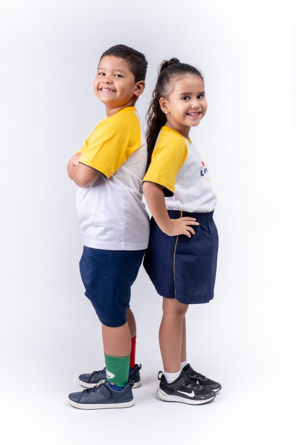 Dupla de alunos da Educação Infantil do Colégio Universo, de uniforme, sorrindo