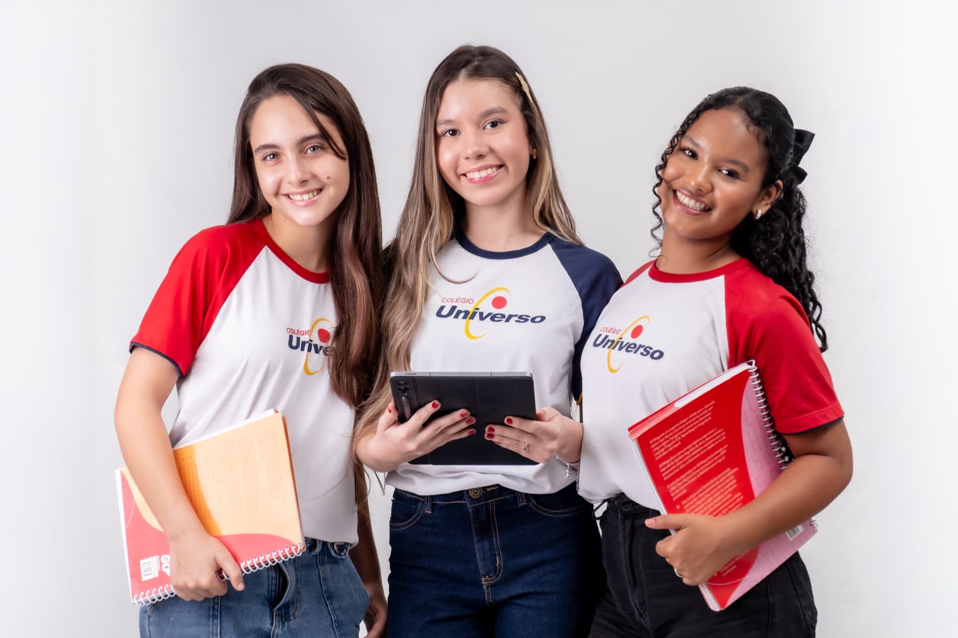Estudantes do Ensino Médio do Colégio Universo com materiais de estudo e tablet