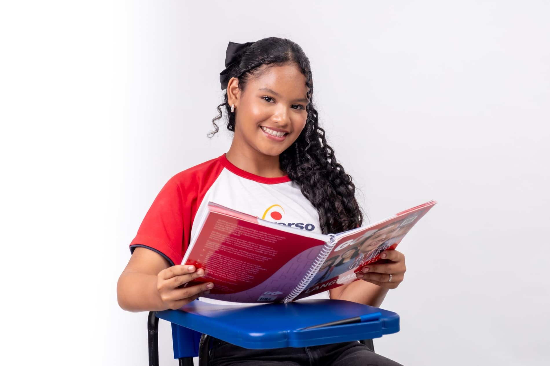 Estudante do Colégio Universo estudando pela apostila em sala